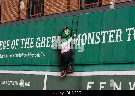 Wally les Red Sox Mascot sur le côté de l'équipement Camion à Fenway Park. Jour camion 2010. Banque D'Images