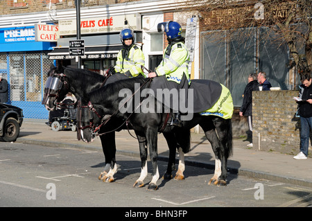 Les chevaux de la police avec les services de police riders match un arsenal London England UK Highbury Banque D'Images