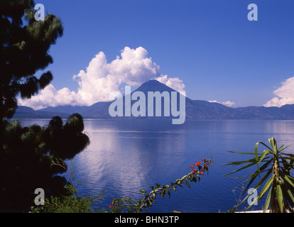 Lac Atitlan montrant Volcán San Pedro, Solola, République du Guatemala Banque D'Images