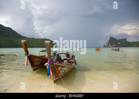 Bateaux Longtail à Ao Lo Dalam, Ko Phi Phi Island, province de Krabi, Thaïlande Banque D'Images