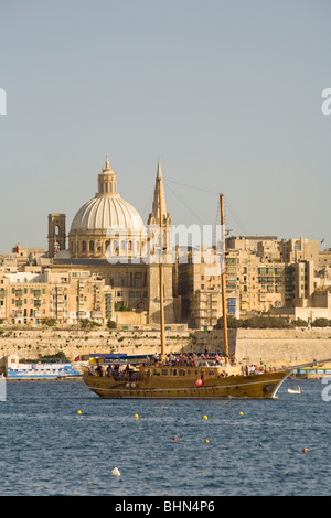 Grand yacht croisières en face de vieux bâtiments dans le port de Sliema à La Valette sur l'île de Malte Banque D'Images