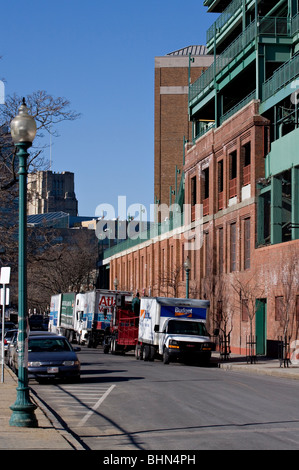 Les camions d'équipement à Fenway Park à Boston le jour de Camion 2010. Banque D'Images