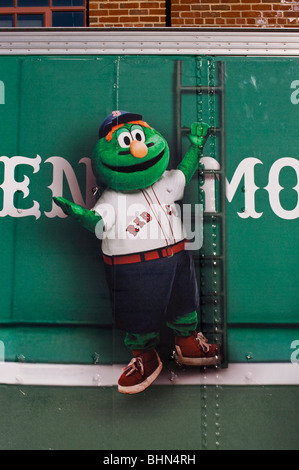 Close Up de Wally les Red Sox Mascot sur l'équipement Camion à Fenway Park sur chariot Day 2010. Banque D'Images