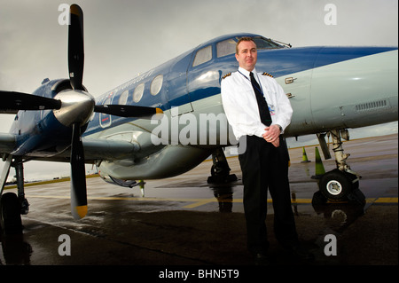 Elliston Miller,pilote avec Highland Airways, avec de petits avions à turbopropulseurs avion de banlieue à l'aéroport de Cardiff, Pays de Galles UK Banque D'Images
