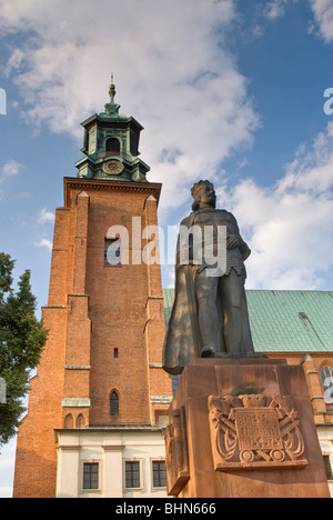 Le roi Boleslas I le vaillant statue à la Cathédrale, à Gniezno Wielkopolskie, Pologne Banque D'Images