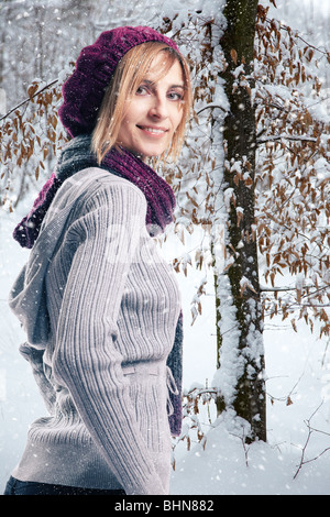 Femme dans la forêt couverte de neige Banque D'Images