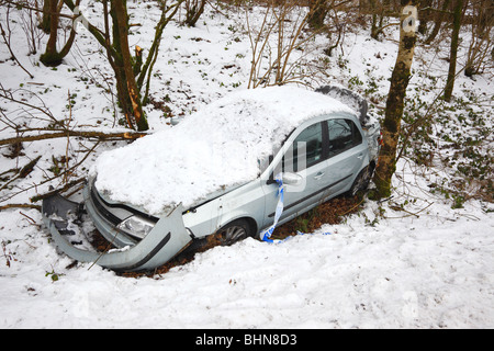 Voiture en panne au bord d'une route glacée. Banque D'Images