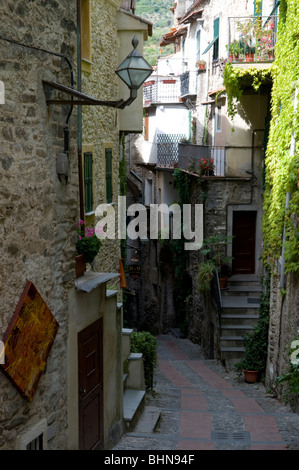 Géographie / voyages, Italie, Ligurie, Riviera dei Fiori, Vallée Nervia, Dolceacqua, village de montagne, la vieille ville, le Additional-Rights Clearance-Info-Alley,-Not-Available Banque D'Images