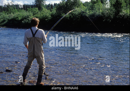 Pêche à instuctor Siméon la lecture d'un bon foin de la truite arc-en-ciel pris à la volée sur la Talachulitna River en Alaska Banque D'Images