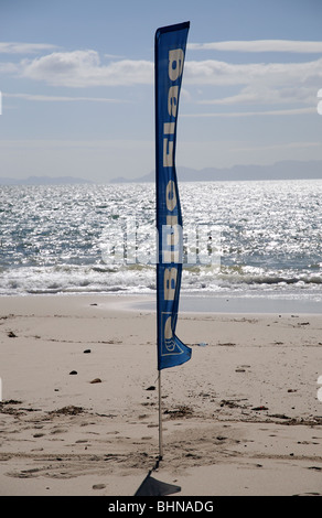 La plage pavillon bleu flag flying sur Bikini Beach à Gordons Bay Cape Province Afrique du Sud Banque D'Images