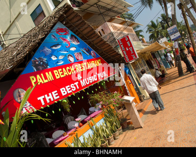 L'Inde, le Kerala, Kovalam, Lighthouse (Adam) Beach, palm beach front de mer Restaurant la meilleure musique pub Banque D'Images