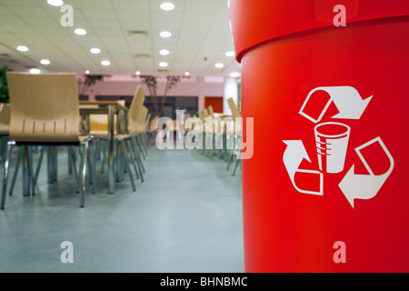 Corbeille au canteen Banque D'Images