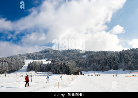 Remontées mécaniques et pistes juste en dehors du centre de la station, Kitzbühel, Tyrol, Autriche Banque D'Images