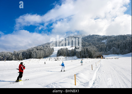 Faites glisser les sur les pistes juste en dehors du centre de la station, Westendorf, Tyrol, Autriche Banque D'Images