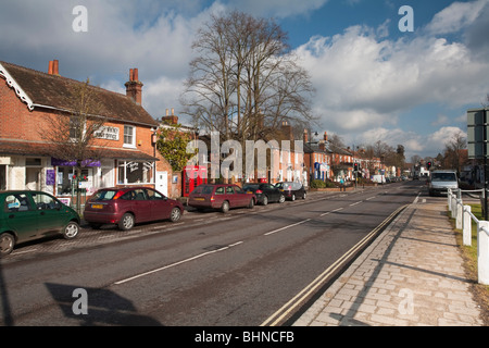 Afficher le long de la rue principale dans la région de Hartley Wintney, Hampshire, Royaume-Uni Banque D'Images