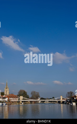 Une vue en aval de la ville de Marlow Road au-dessus de la suspension de la Tamise. Banque D'Images