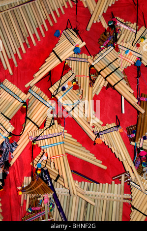 Marché aux puces Mélange d'Arts de l'Amérique du Sud et centrale et de l'artisanat de tuyau tuyaux Pandean Pan Banque D'Images