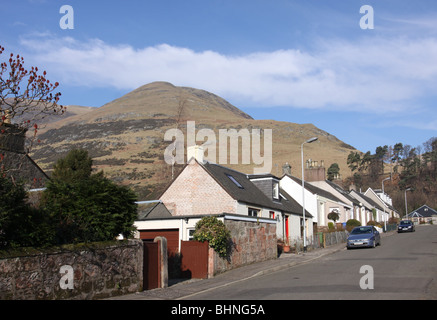 Scène de rue tillicoultry avec monts Ochil clackmannanshire ecosse février 2010 Banque D'Images