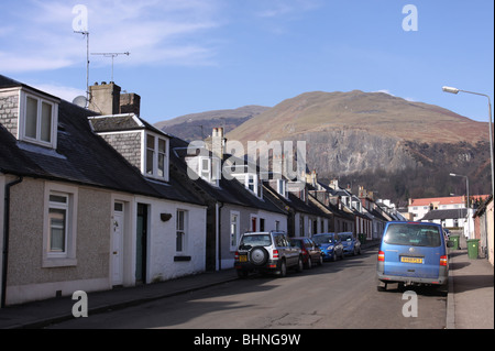 Scène de rue tillicoultry avec monts Ochil clackmannanshire ecosse février 2010 Banque D'Images