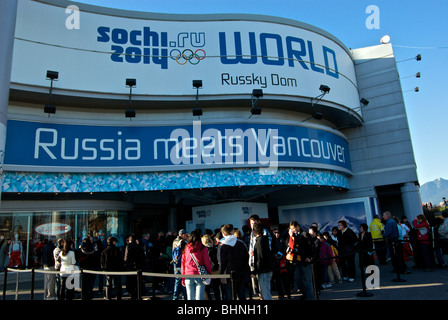 Grand panneau plus de foule sur la promotion de la Fédération de Russie Chambre site olympique à Sotchi 2014 lors des Jeux Olympiques d'hiver de Vancouver 2010 Banque D'Images