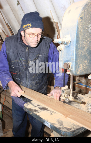 Boat Builder Dave Currah en utilisant une scie à ruban dans son atelier à Looe, Cornwall, il fait le pilote traditionnel cornouaillais, Concerts Banque D'Images