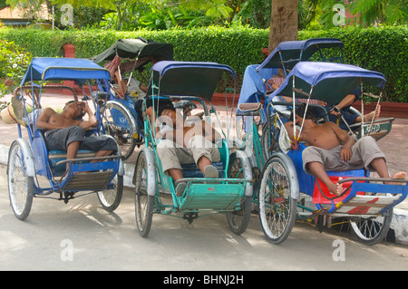 Les conducteurs de cyclo à dormir à Phnom Penh au Cambodge Banque D'Images