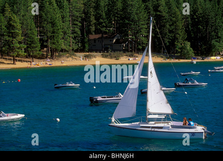 Bateaux dans marina, Zephyr Cove, Lake Tahoe, comté de Douglas, Nevada, United States, Amérique du Nord Banque D'Images