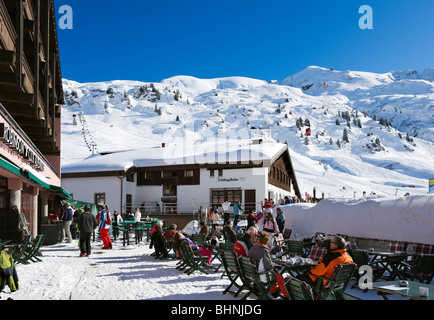 Hotel restaurant aux pieds des pistes dans le centre de la station de ski d'Arlberg, Zurs, Vorarlberg, Autriche Banque D'Images