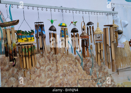 Wind Chimes accrocher sur le côté d'un immeuble à Tarpon Springs, Floride Banque D'Images