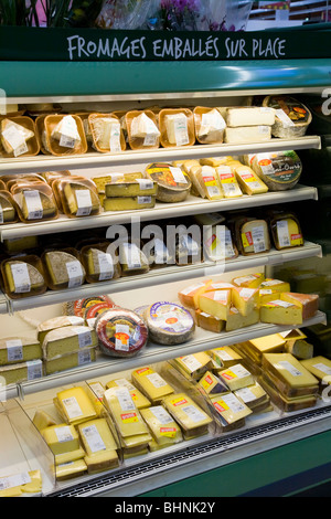 Un affichage des fromages frais / fromage dans un supermarché français. La France. Banque D'Images