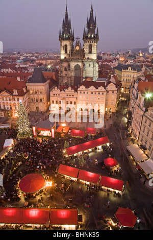 Coucher du soleil sur la place de la vieille ville, avec la cathédrale gothique Teyn à Prague lors de marché de Noël. Banque D'Images