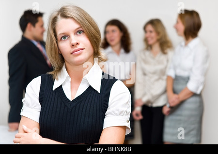 Cinq personnes d'une équipe debout dans une ligne sur l'arrière-plan. Un avant-plan sur l'une des belles femmes Banque D'Images