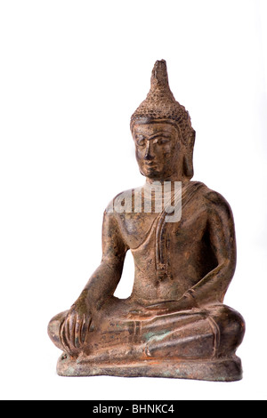 Statuette de Bouddha en bronze traditionnel thaïlandais isolated on white Banque D'Images