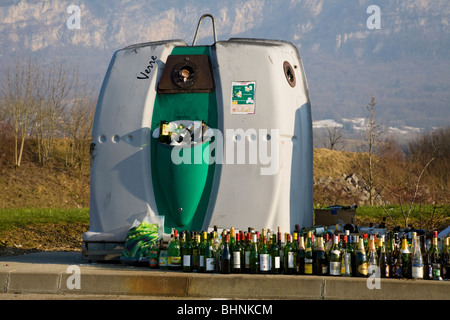 Point de collecte et de recyclage bottle bank près d'Aix les Bains. Savoie (Savoie) (Alpine) Ministère de la France. Banque D'Images