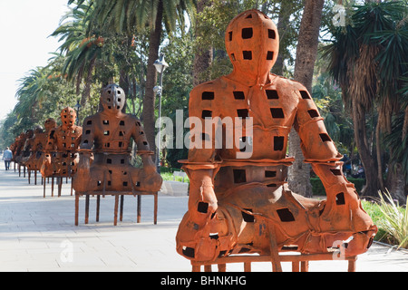 Guardianes par Xavier Mascaró, exposées dans le Parque de la Alameda, Malaga, Costa del Sol, Espagne, en novembre 2009. Banque D'Images