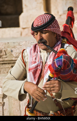 Man blowing le pipa à les vestiges romains de Jerash, Jordanie, Asie. Banque D'Images