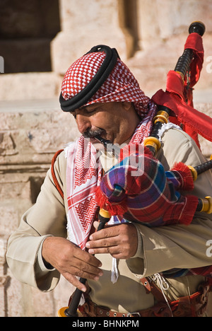 Man blowing le pipa à les vestiges romains de Jerash, Jordanie, Asie. Banque D'Images