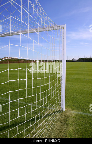 Soccer Football Net objectif vert pelouse journée ensoleillée à l'extérieur Banque D'Images