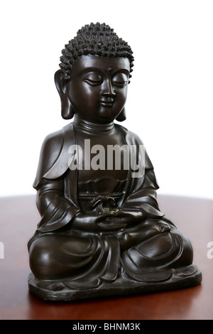 Peu de bouddha sculpture sur bois noir rouge table Banque D'Images