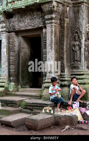 Les garçons qui vend des souvenirs de Ta Prohm à Angkor Wat, au Cambodge Banque D'Images