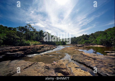 La rivière Nam Leuk en saison sèche. La forêt tropicale. Le Laos. Banque D'Images