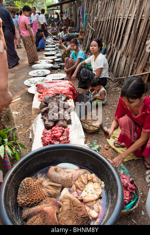 Les femmes la préparation des aliments sur la rue au Myanmar Banque D'Images