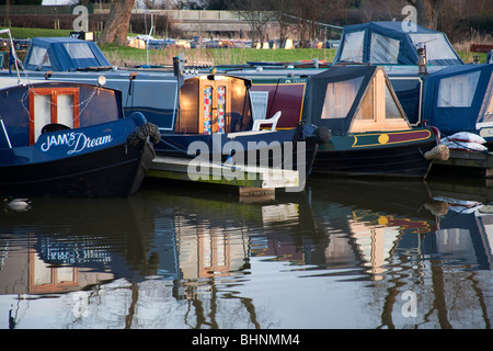 Residential house-boats à Marina de Rufford. Le Lancashire, Royaume-Uni Banque D'Images