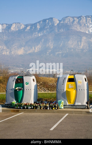 Point de collecte et de recyclage bottle bank près d'Aix les Bains. Savoie (Savoie) (Alpine) Ministère de la France. Banque D'Images