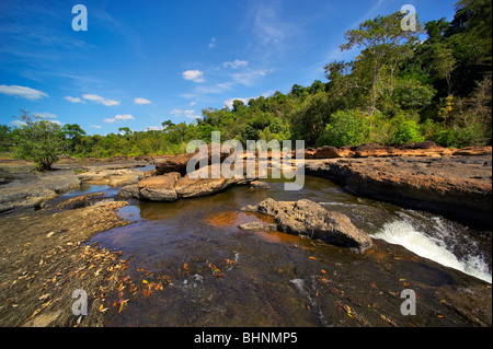 La rivière Nam Leuk en saison sèche. La forêt tropicale. Le Laos. Banque D'Images