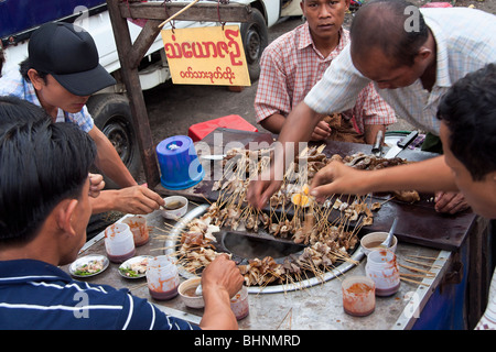 La cuisine de rue en Birmanie Banque D'Images