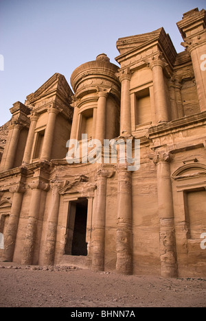 Vue de la façade du monastère, Petra, Jordanie, Asie. Banque D'Images