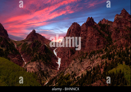 Vue panoramique à couper le souffle des paysages pittoresques Maroon Bells Colorado USA combinés avec Ciel de coucher du soleil et de la couleur. Banque D'Images