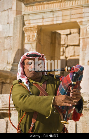 Man blowing le pipa à les vestiges romains de Jerash, Jordanie, Asie. Banque D'Images
