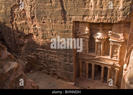 Vue sur le Conseil du Trésor à partir du haut, Petra, Jordanie, Asie. Banque D'Images